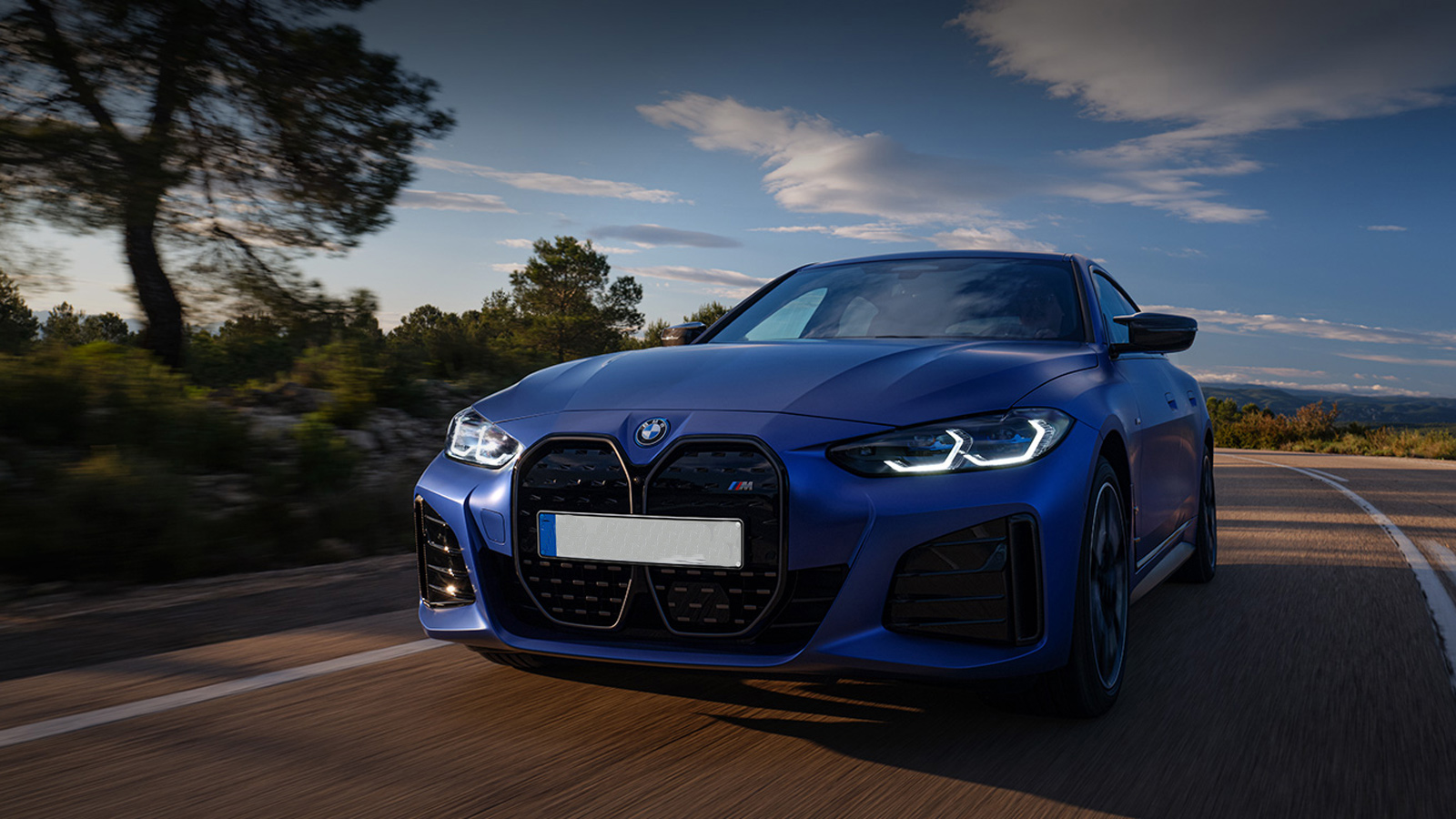 Η πανίσχυρη έκδοση Μ50 Gran Coupe επιταχύνει από στάση στα πρώτα 100 χλμ./ώρα σε 3,9 δευτερόλεπτα, με την τελική της ταχύτητα να φτάνει τα 225 χλμ./ώρ